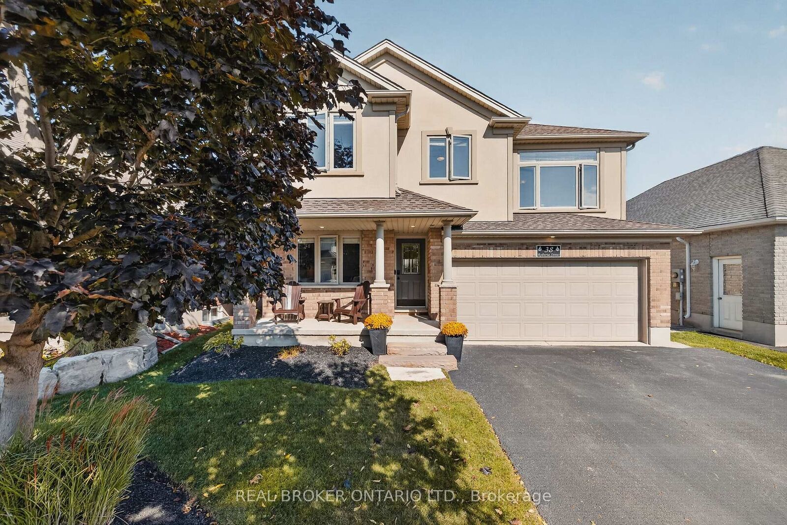Property Photo:  38 Roberta Street  ON N3B 3N7 