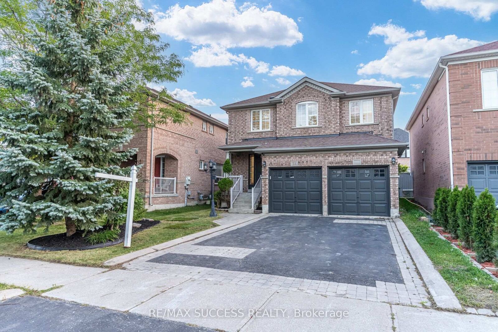 Property Photo:  54 Ferncroft Place  ON L7A 3C8 