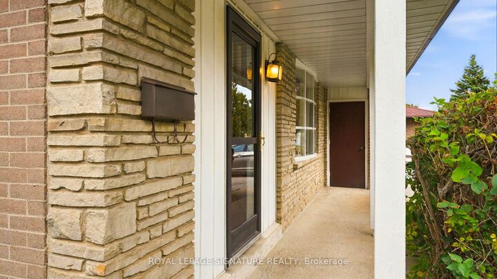 Property Photo:  5 Erinlea Crescent  ON M1H 2S8 