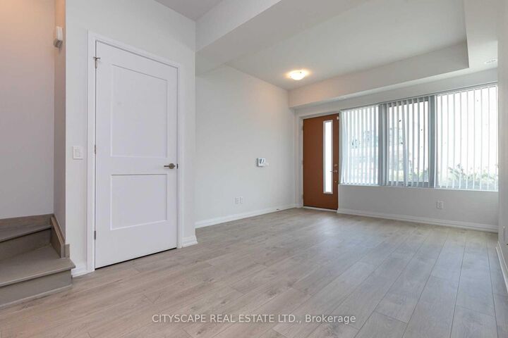 Property Photo:  1010 Portage Parkway Th07  ON L4K 0K3 