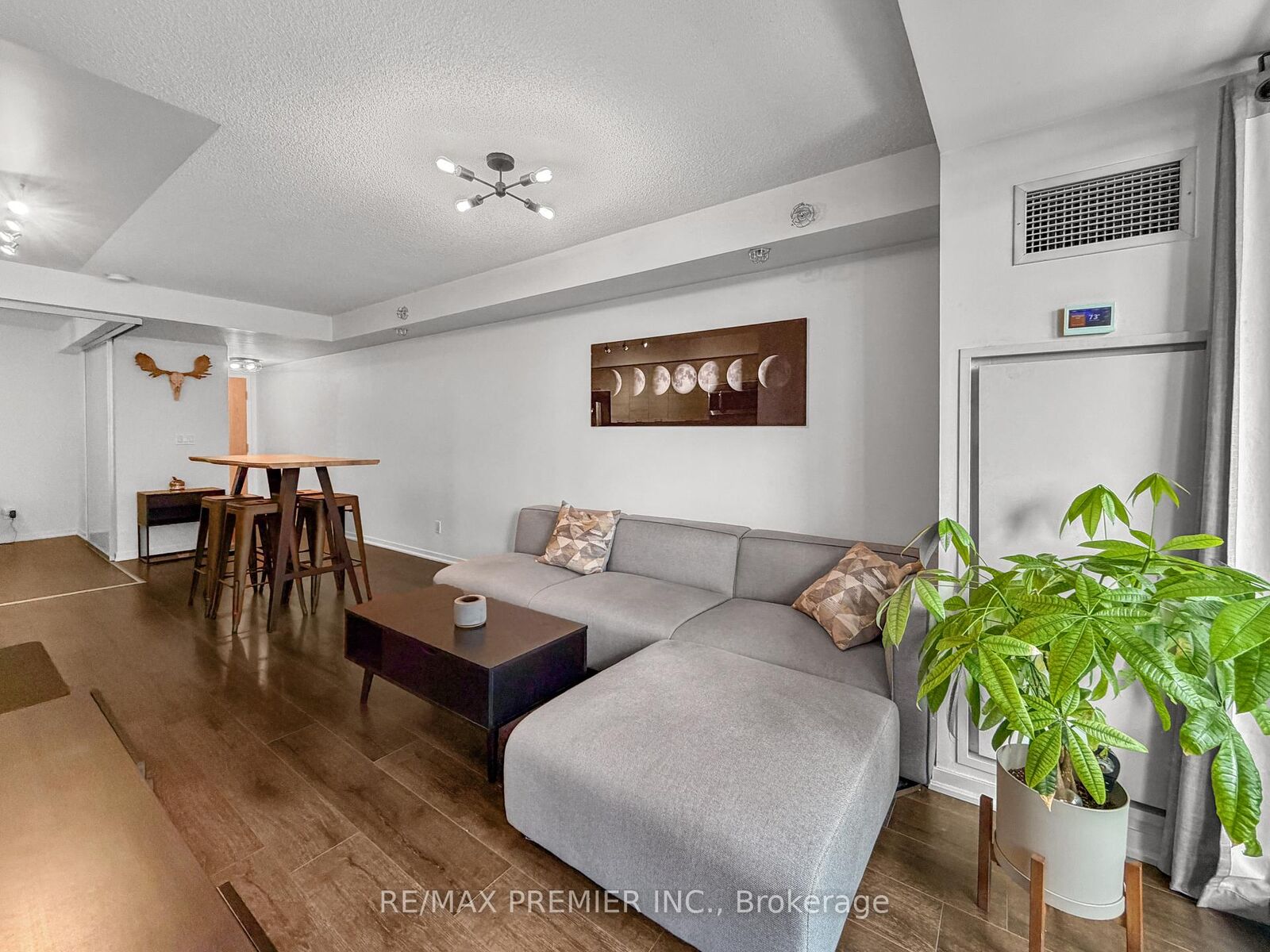 Property Photo:  20 Joe Shuster Way 811  ON M6K 0A3 