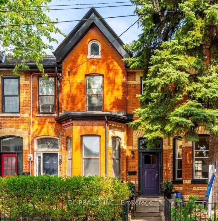 Property Photo:  137 Denison Ave Avenue Big Bright Room 2nd Floor  ON M5T 2N2 