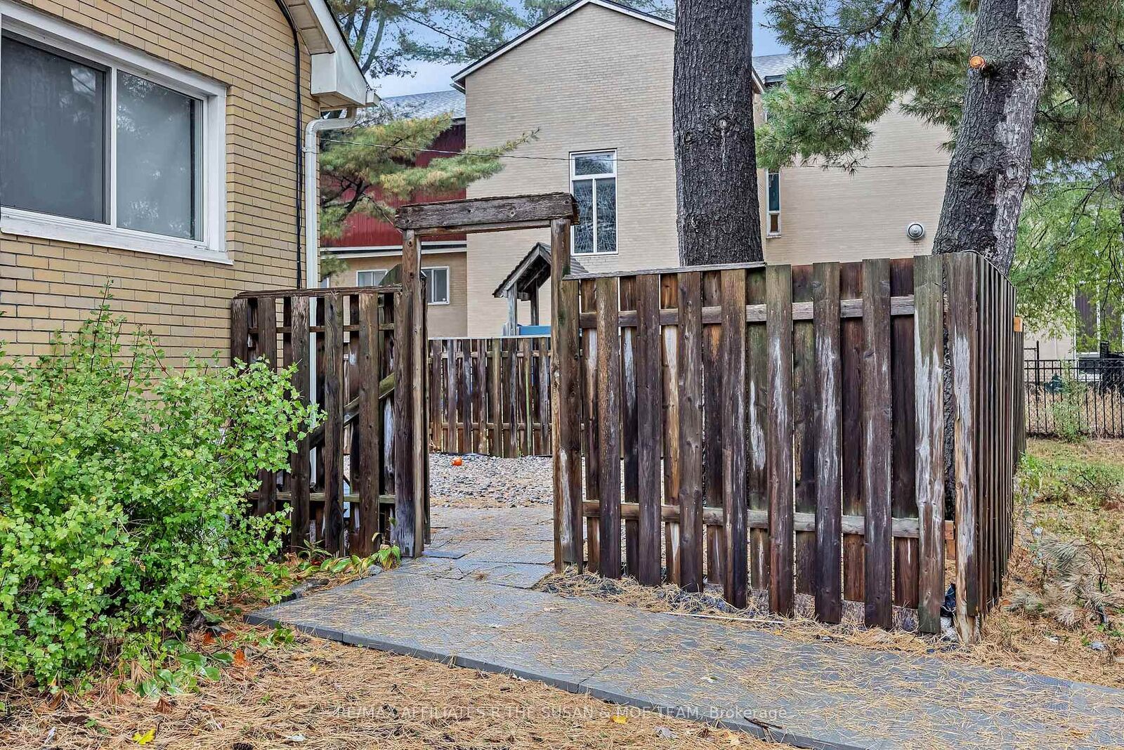 Property Photo:  2131 Neepawa Avenue  ON K2A 3L8 