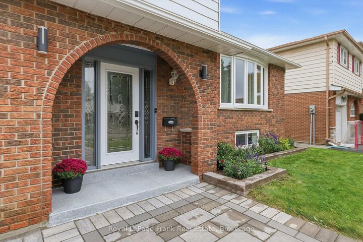 Property Photo:  15 Hillier Street  ON L1C 3S5 