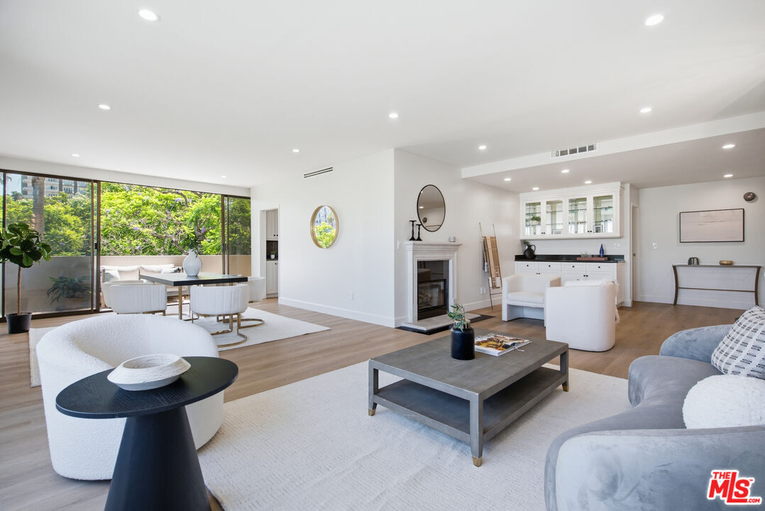 Property Photo:  325 N Oakhurst Dr, Unit 405  CA 90210 