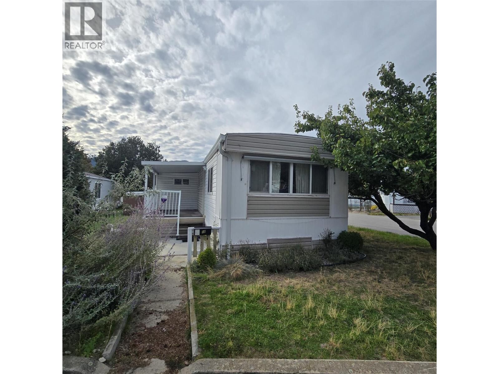 Property Photo:  197 Dauphin Avenue 16  BC V2A 3S3 
