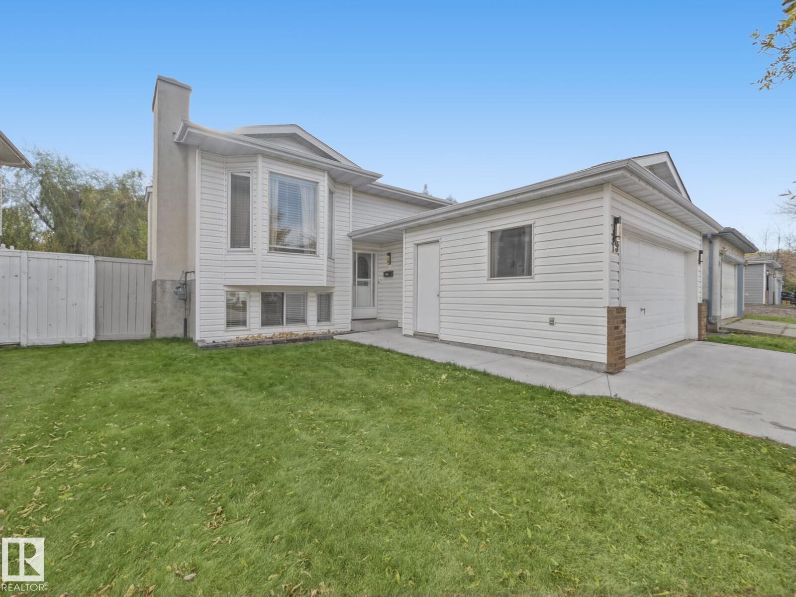Property Photo:  19 Darlington Drive  AB T8H 1R8 