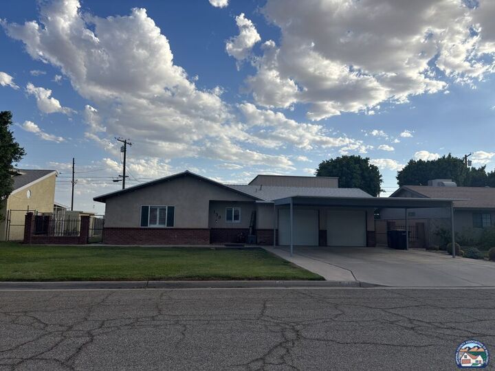 Property Photo: 150 Beverlee Way CA 92281