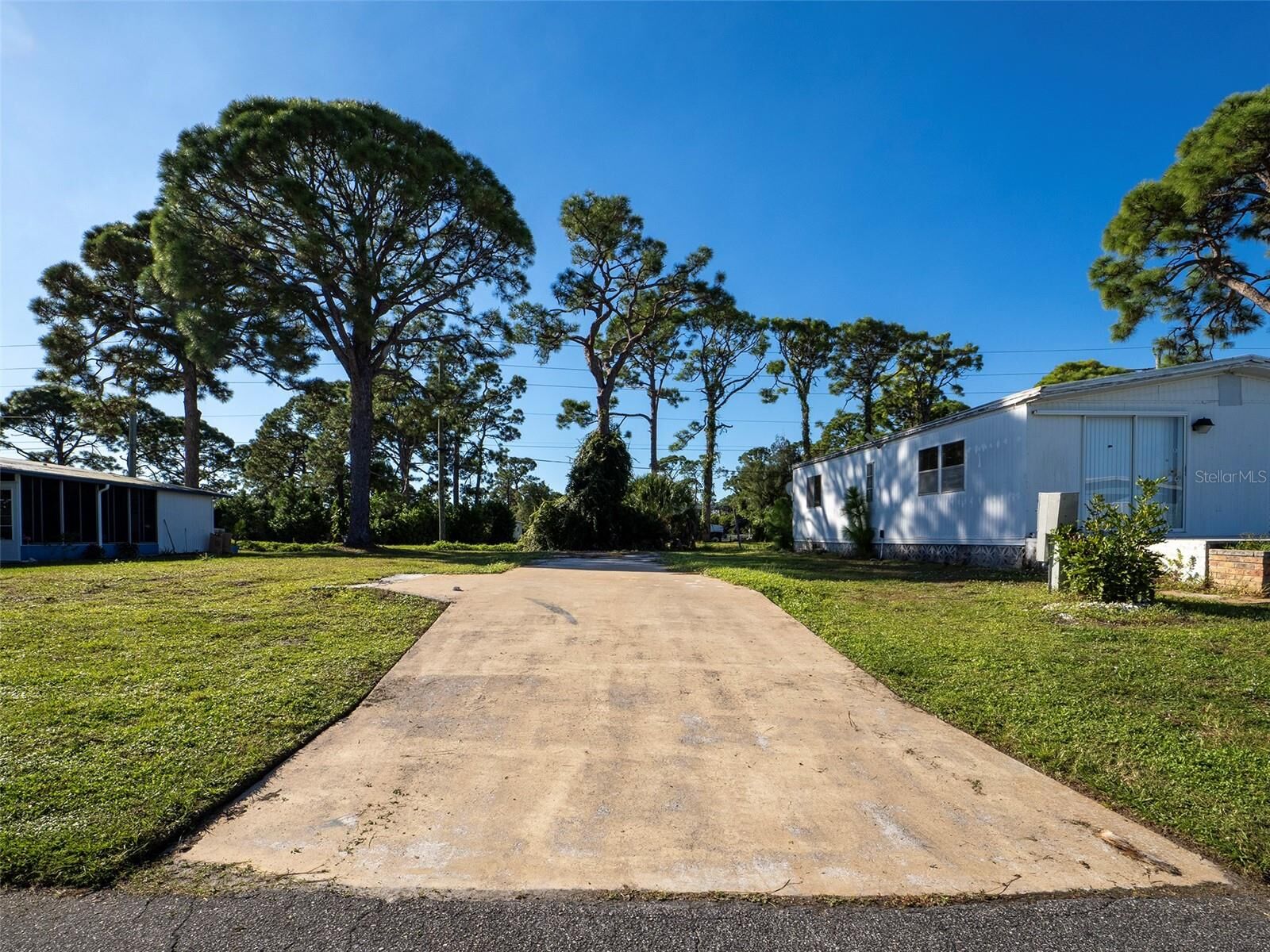 Property Photo: 181 S Fiji Circle FL 34223