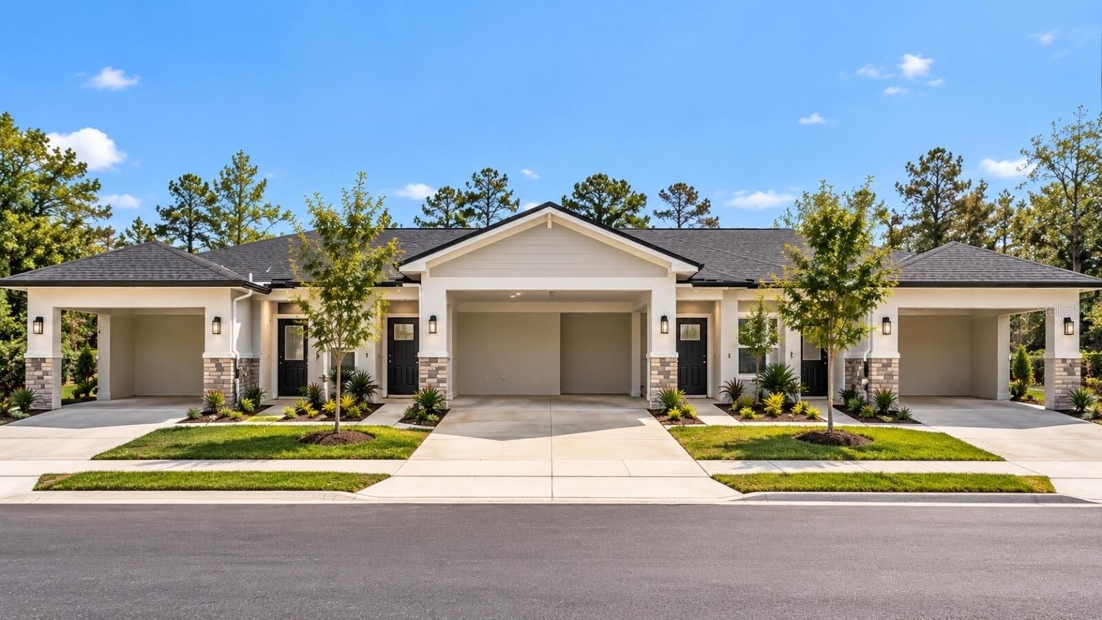 Property Photo: 425 Prestwick Place FL 34759