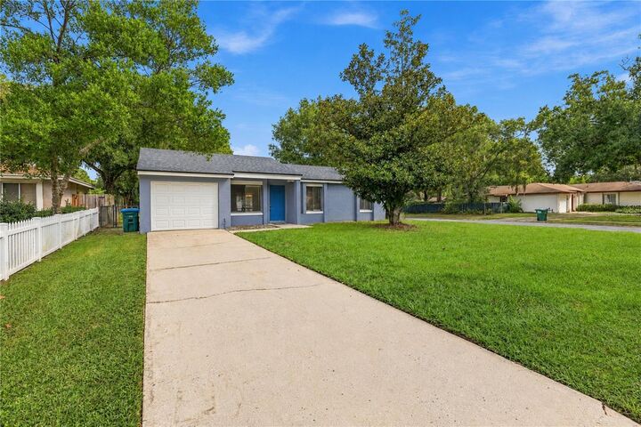 Property Photo: 425 S Hawthorn Circle FL 32708