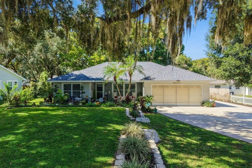 Property Photo:  30749 Glenn Drive  FL 32778 