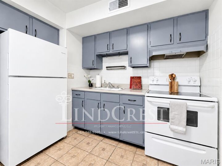 Property Photo: 7422 Gravois Avenue 1A MO 63123