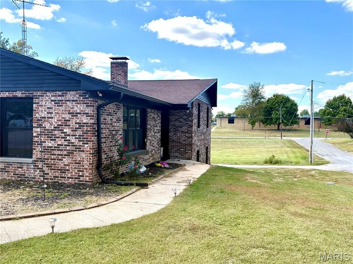 Property Photo:  701 S Ridge Avenue  IL 62288 