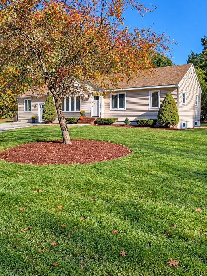 Property Photo:  7 Tokanel Road  NH 03087 
