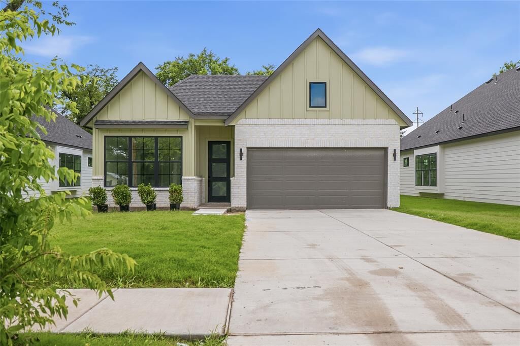 Property Photo:  305 E Locust Street  TX 75452 