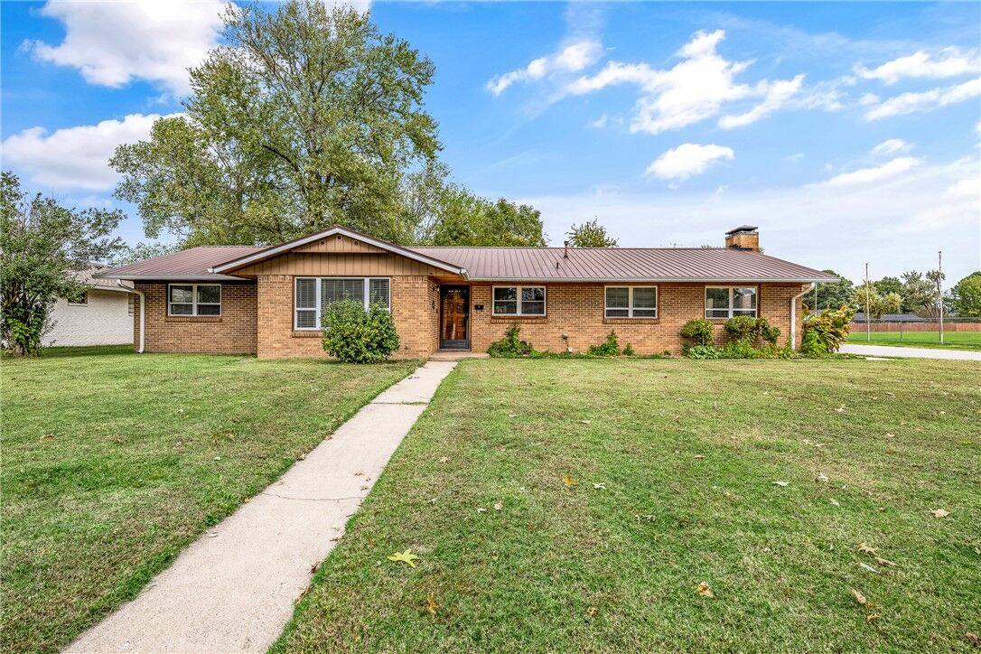 Property Photo: 1900 W Emma Avenue AR 72762