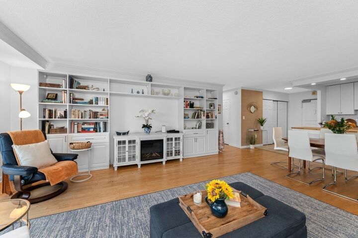 Property Photo:  2 Hawthorne Place 15R  MA 02114 
