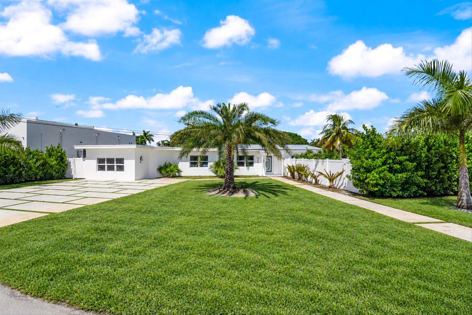 Property Photo:  209 NE 27th Drive  FL 33334 