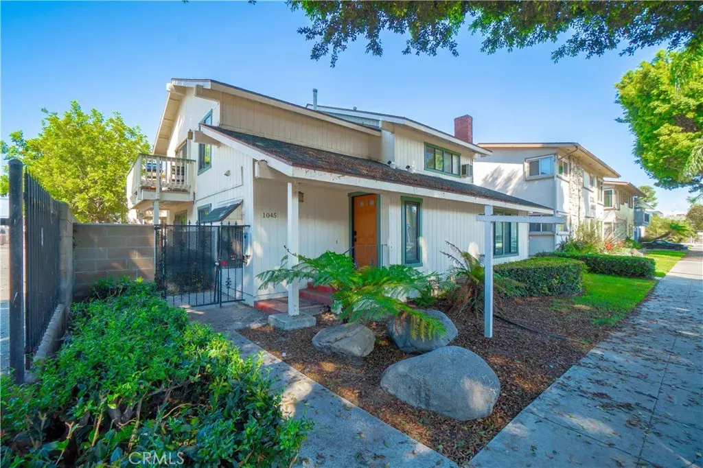 Property Photo: 1045 E 3rd Street 4 CA 90802
