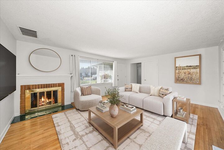 Property Photo:  104 W Franklin Ct  WA 99205 