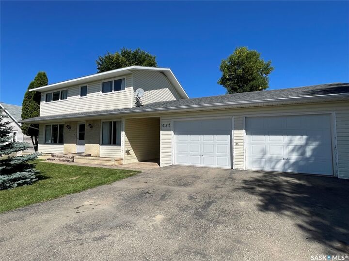 Property Photo: 628 1st Street NE SK S0A 3B0