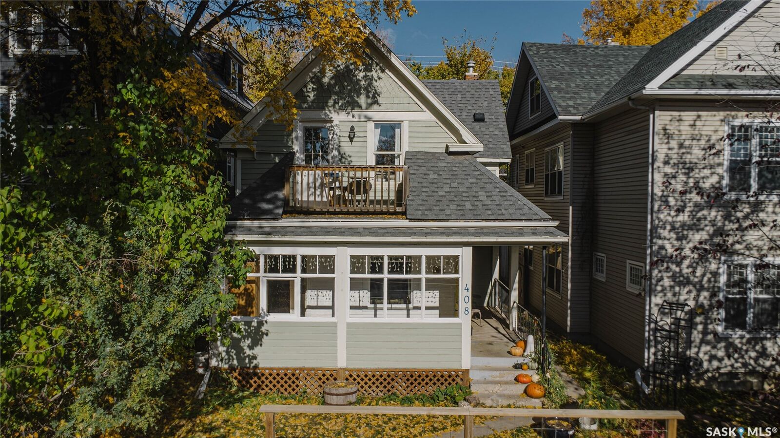 Property Photo:  408 25th Street W  SK S7L 0C8 