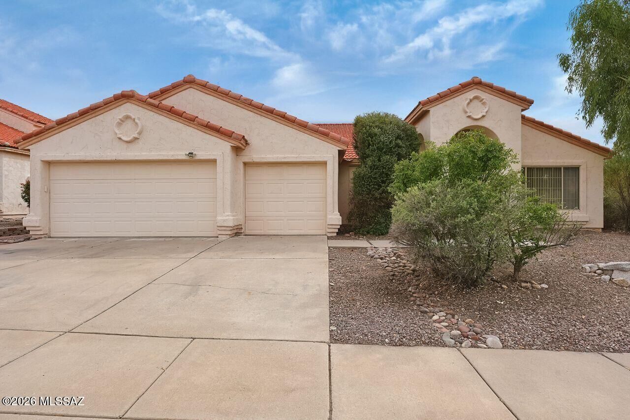 Property Photo:  931 W Antelope Creek Way  AZ 85737 
