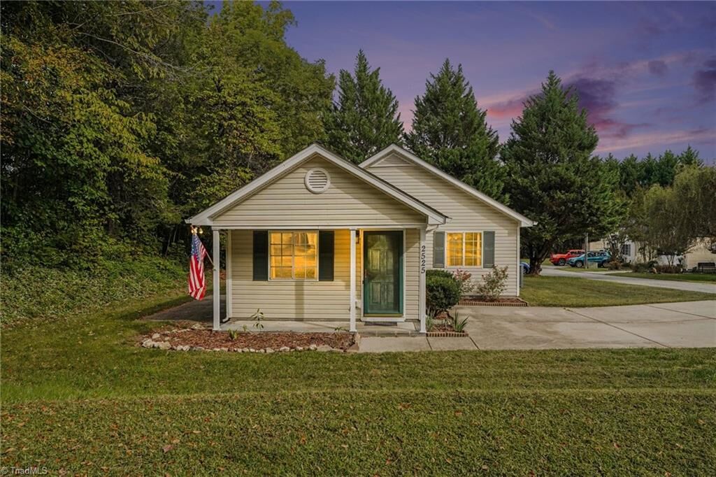 Property Photo: 2525 Stratford Crossing Drive NC 27103
