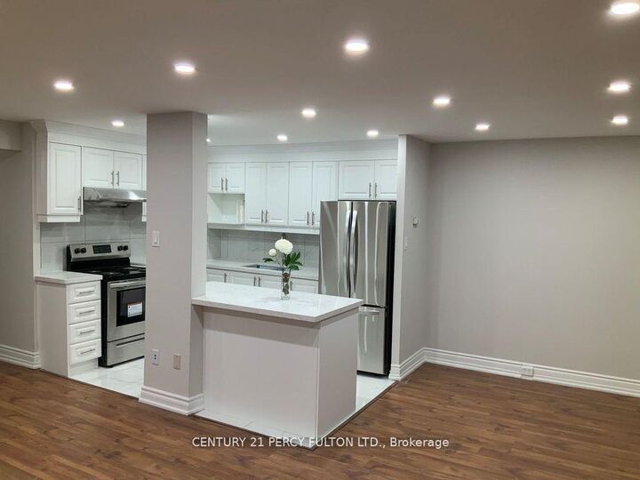 Property Photo:  10 Sunny Glen Way 1904  ON M3C 2Z3 