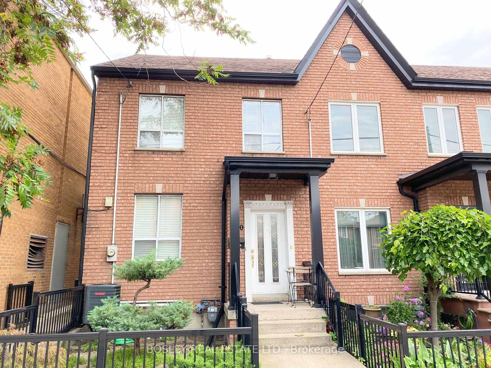 Property Photo:  260 Ossington Avenue Upper  ON M6J 3A2 
