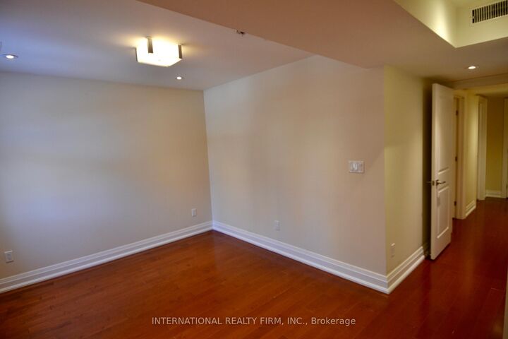 Photo de la propriété:  24 Duggan Avenue Main Floor  ON M4V 1Y2 