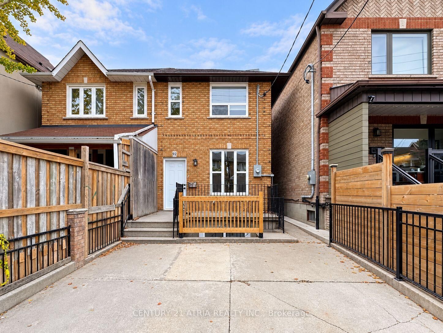 Property Photo:  92 Lappin Avenue Upper  ON M6H 1Y4 