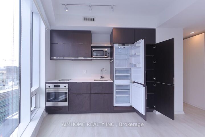 Property Photo:  197 Yonge Street 1812  ON M5B 0C1 