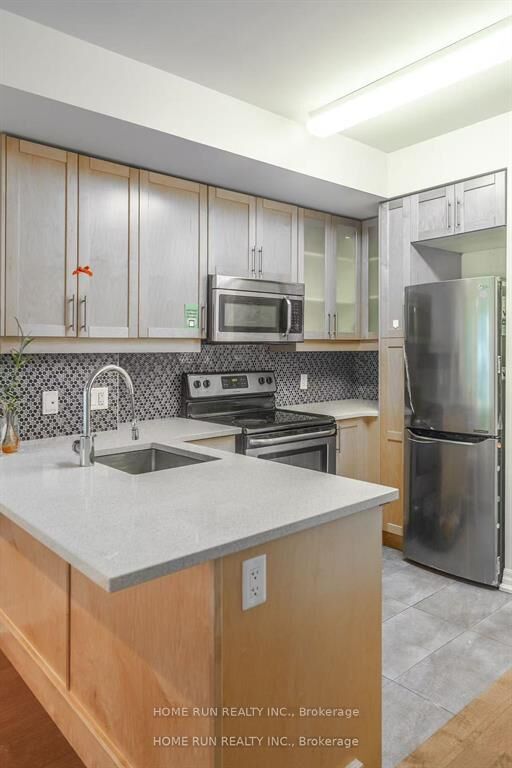 Property Photo:  242 Rideau Street 1906  ON K1N 0B7 