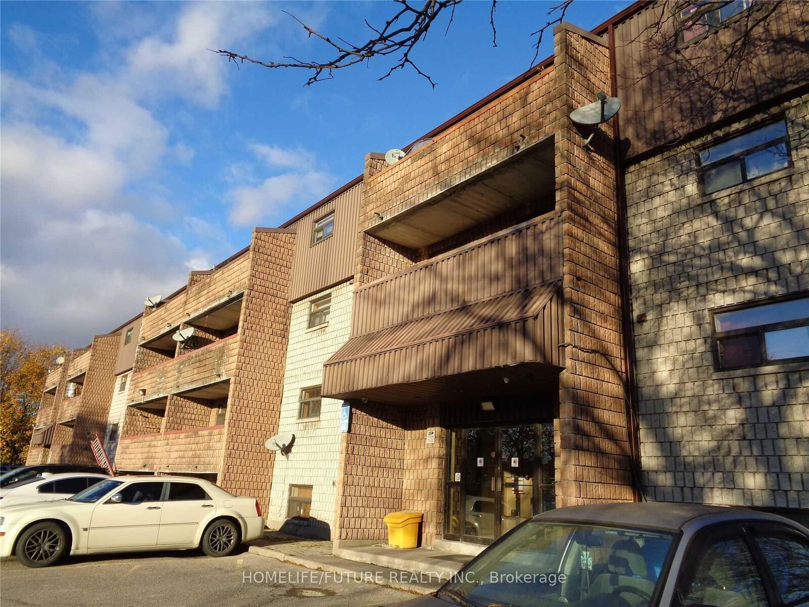 Property Photo: 560 Bloor Street E 105 ON L1H 3N2