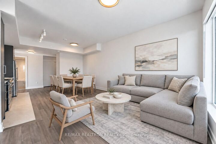 Property Photo:  2525 Bathurst Street 804  ON M6B 2Y9 