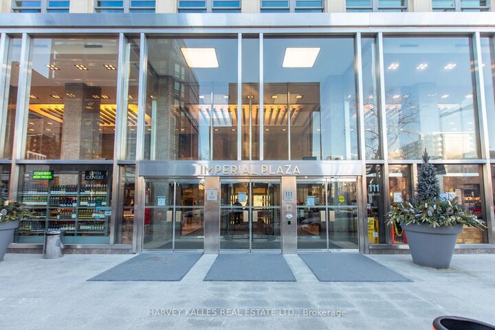 Property Photo: 111 St. Clair Avenue W 1613 ON M4V 1N5