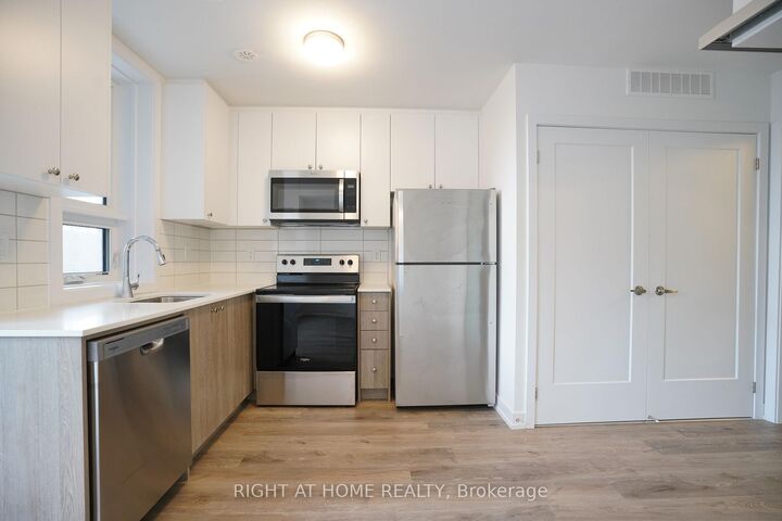 Property Photo:  25 Palace St Street Q8  ON N2E 0L3 