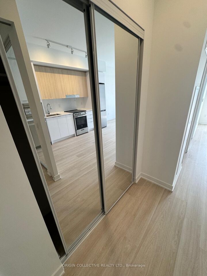 Property Photo:  5105 Hurontario Street 2906  ON L4Z 3X7 