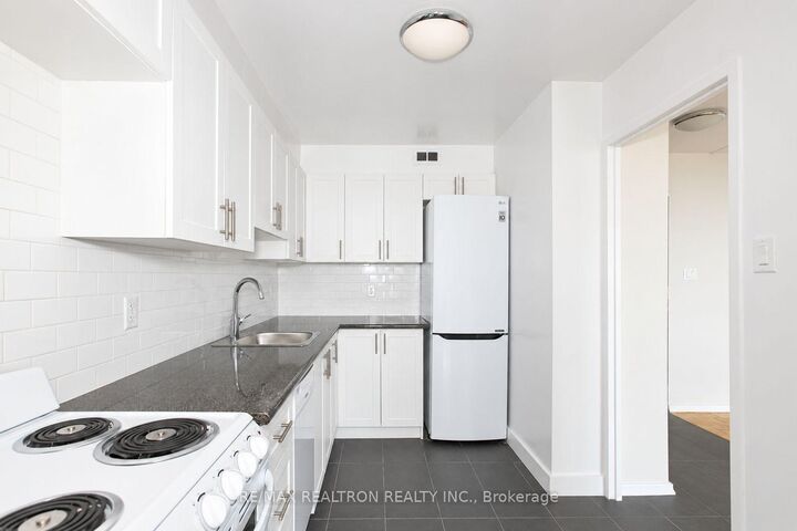 Property Photo:  6200 Bathurst Street 1110  ON M2R 2A3 