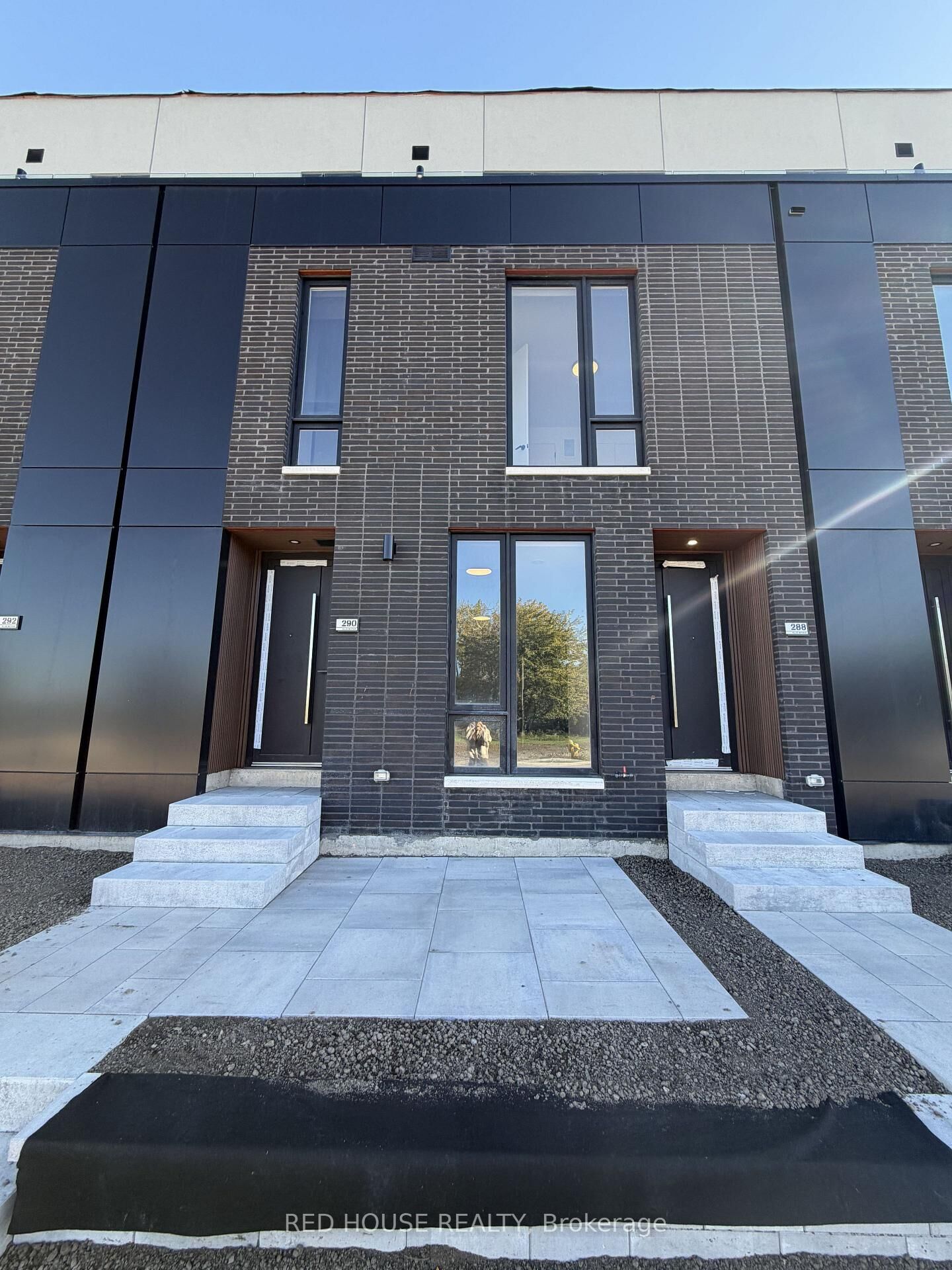 Property Photo:  290 Ellis Avenue  ON L2P 0G9 