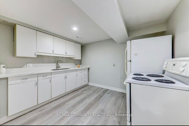 Property Photo:  822 Central Park Boulevard N Bsmt  ON L1G 6B1 