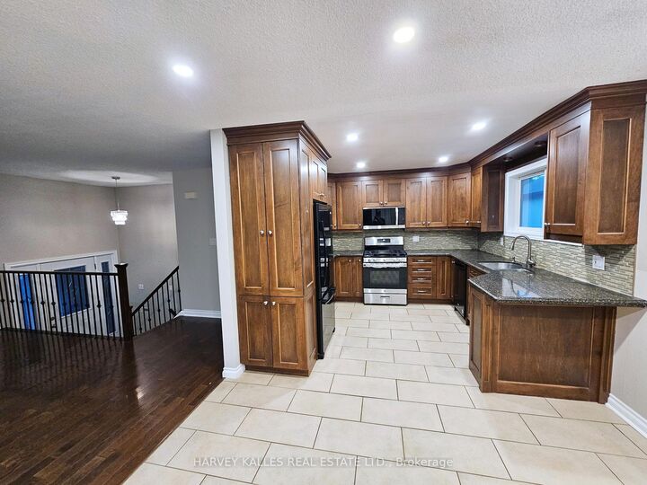 Property Photo:  8 Pilkington Crescent  ON L1N 6E9 