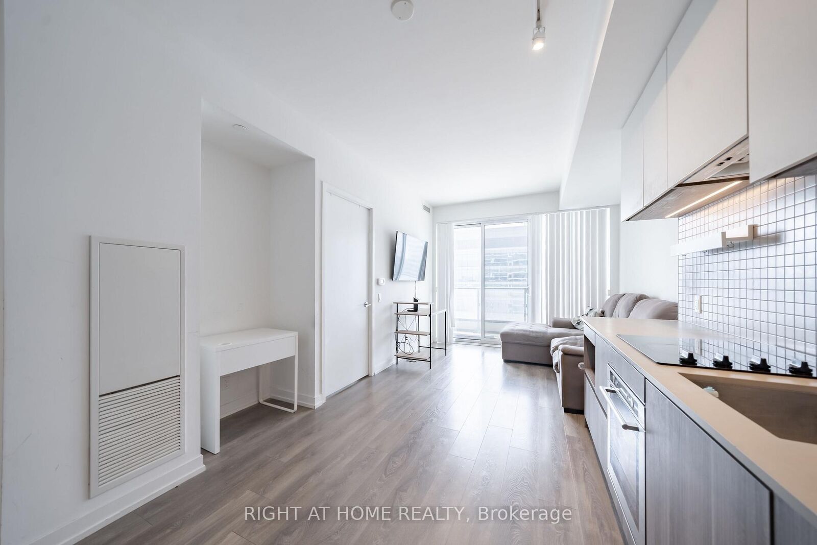 Property Photo:  5 Buttermill Avenue 1005  ON L4K 0J5 