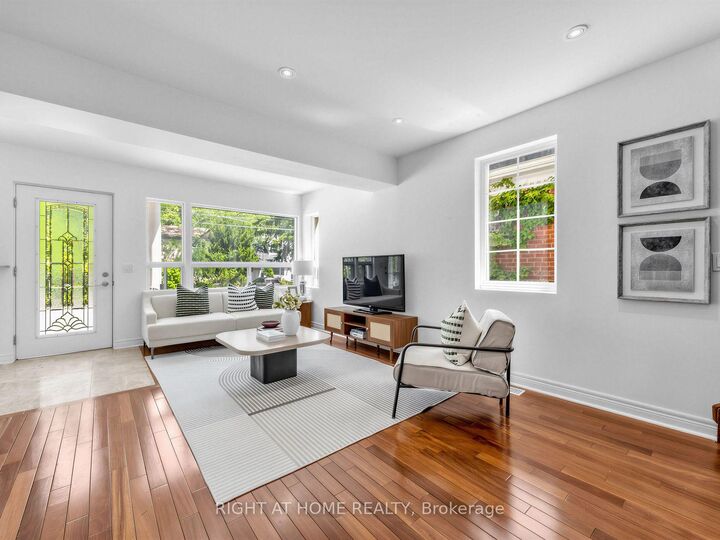 Property Photo:  20 Kildonan Drive Main  ON M1N 3B5 