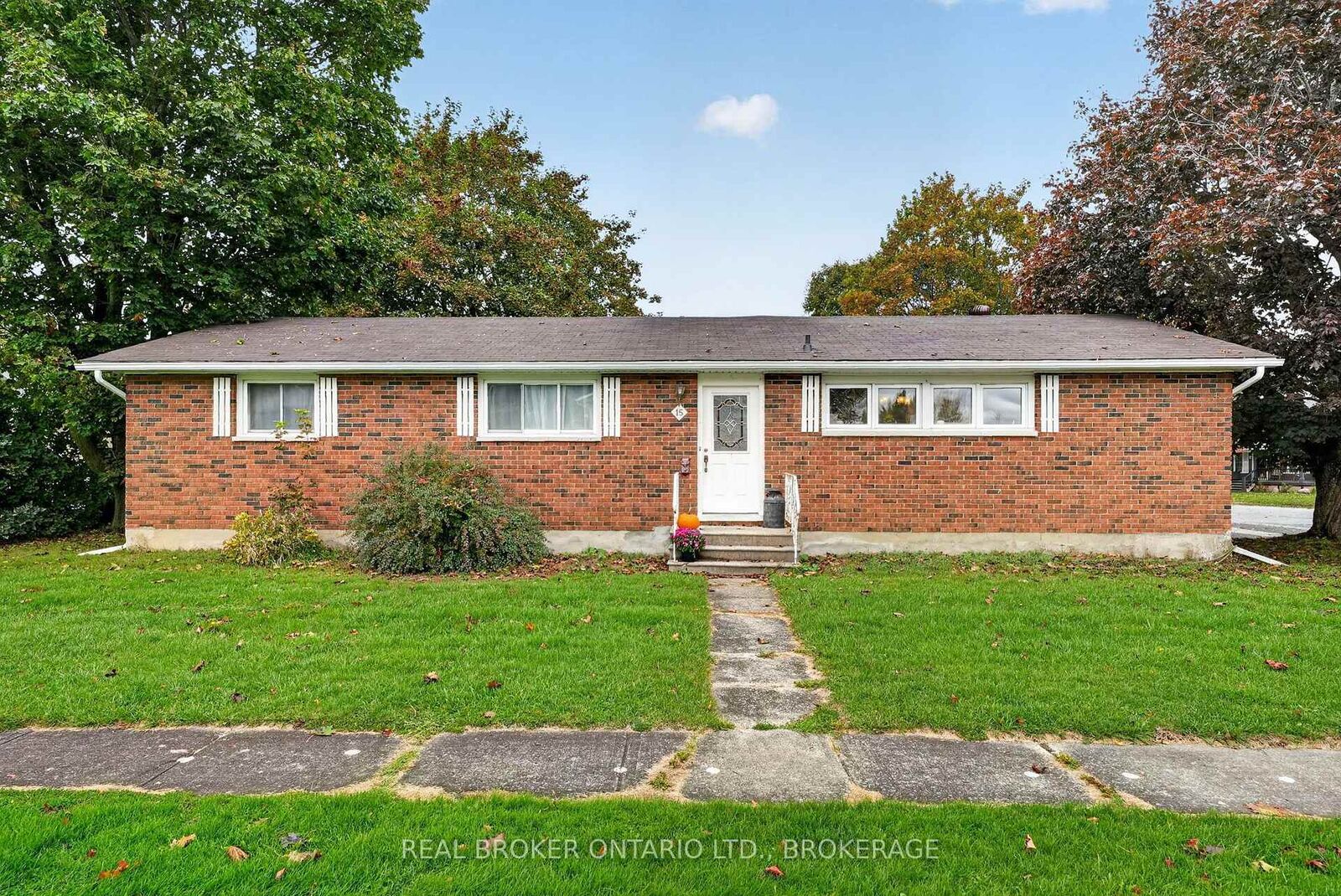 Property Photo:  15 Gray Avenue  ON K0C 1P0 