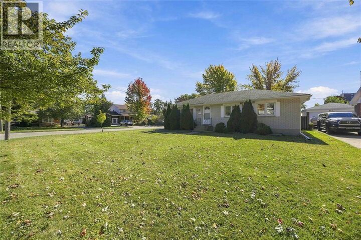 Property Photo:  913 Wedgewood Avenue  ON N7V 3E8 