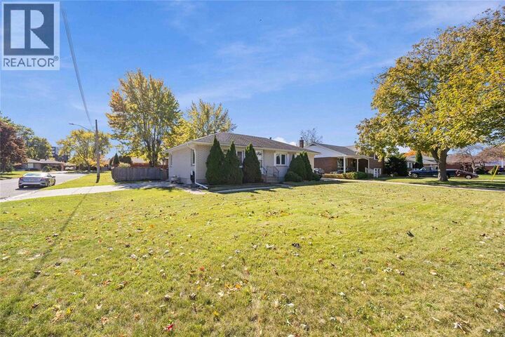 Property Photo:  913 Wedgewood Avenue  ON N7V 3E8 