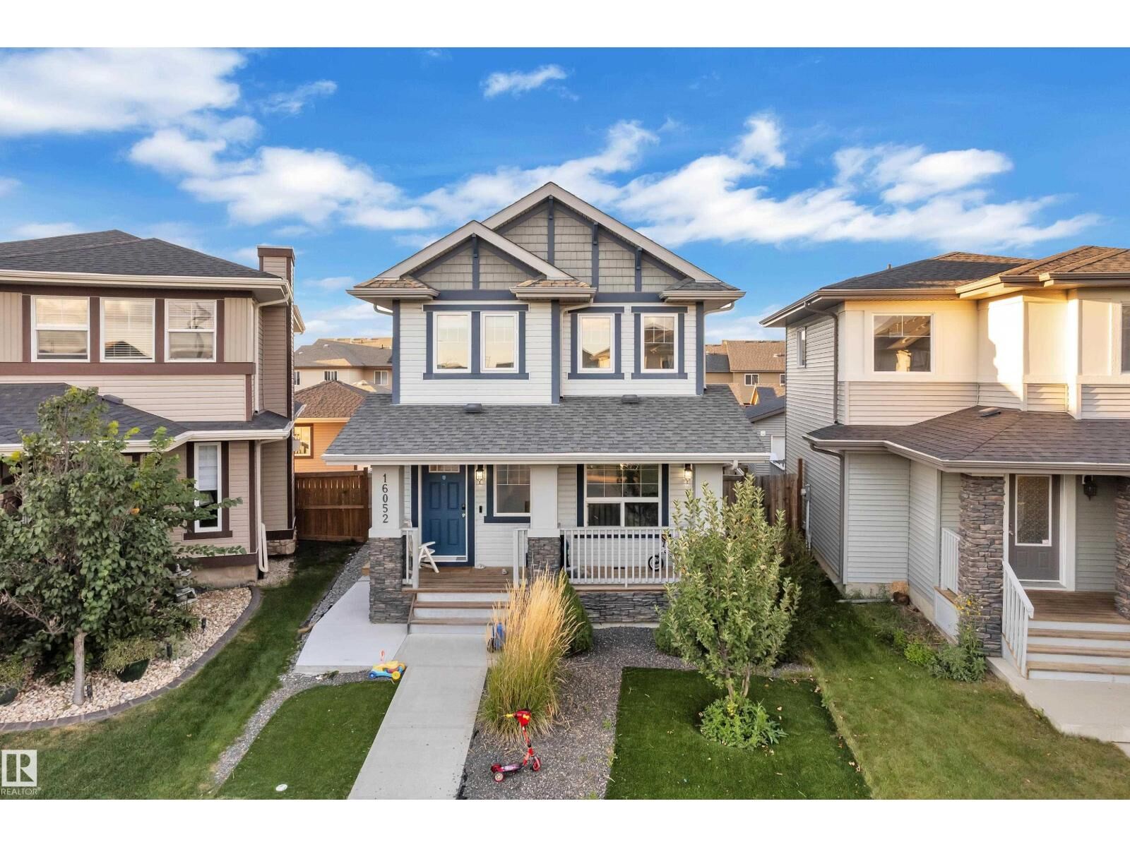 Property Photo:  16052 11 Av SW SW  AB T6W 2H6 